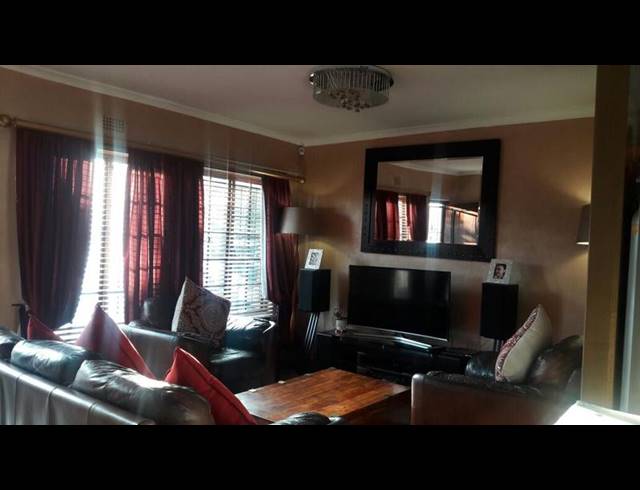 3 BEDROOM PROPERTY TO RENT IN VREDEKLOOF EAST